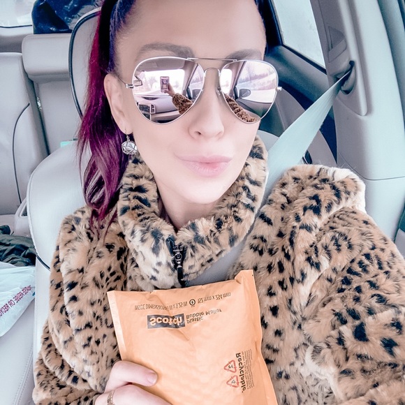 Meet your Posher, Megan - Picture 2 of 5